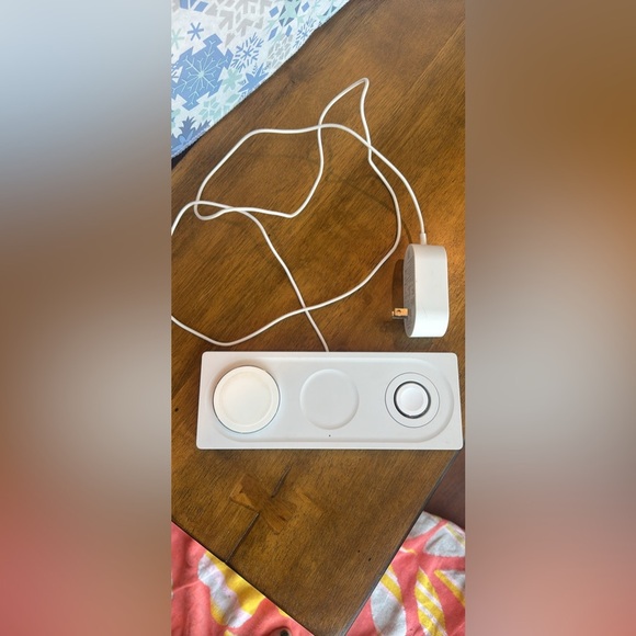 Belkin MagSafe 3-in-1 Wireless Charging Pad — White — Excellent Condition - Picture 4 of 4